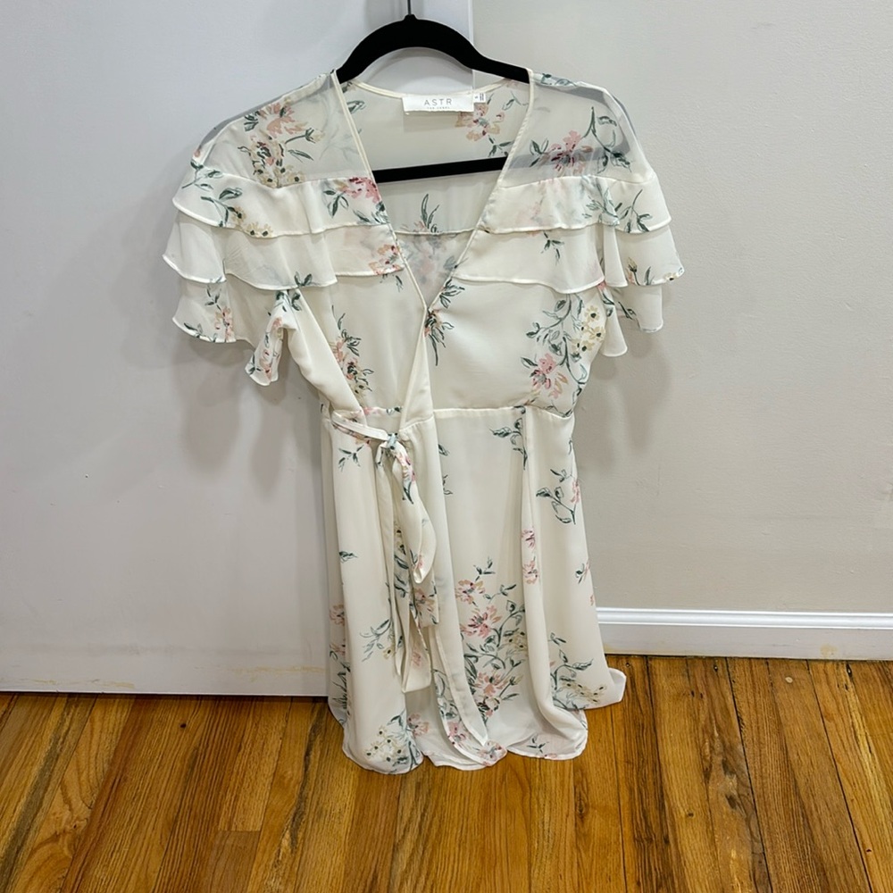 ASTR THE LABEL white floral flutter sleeve wrap dress